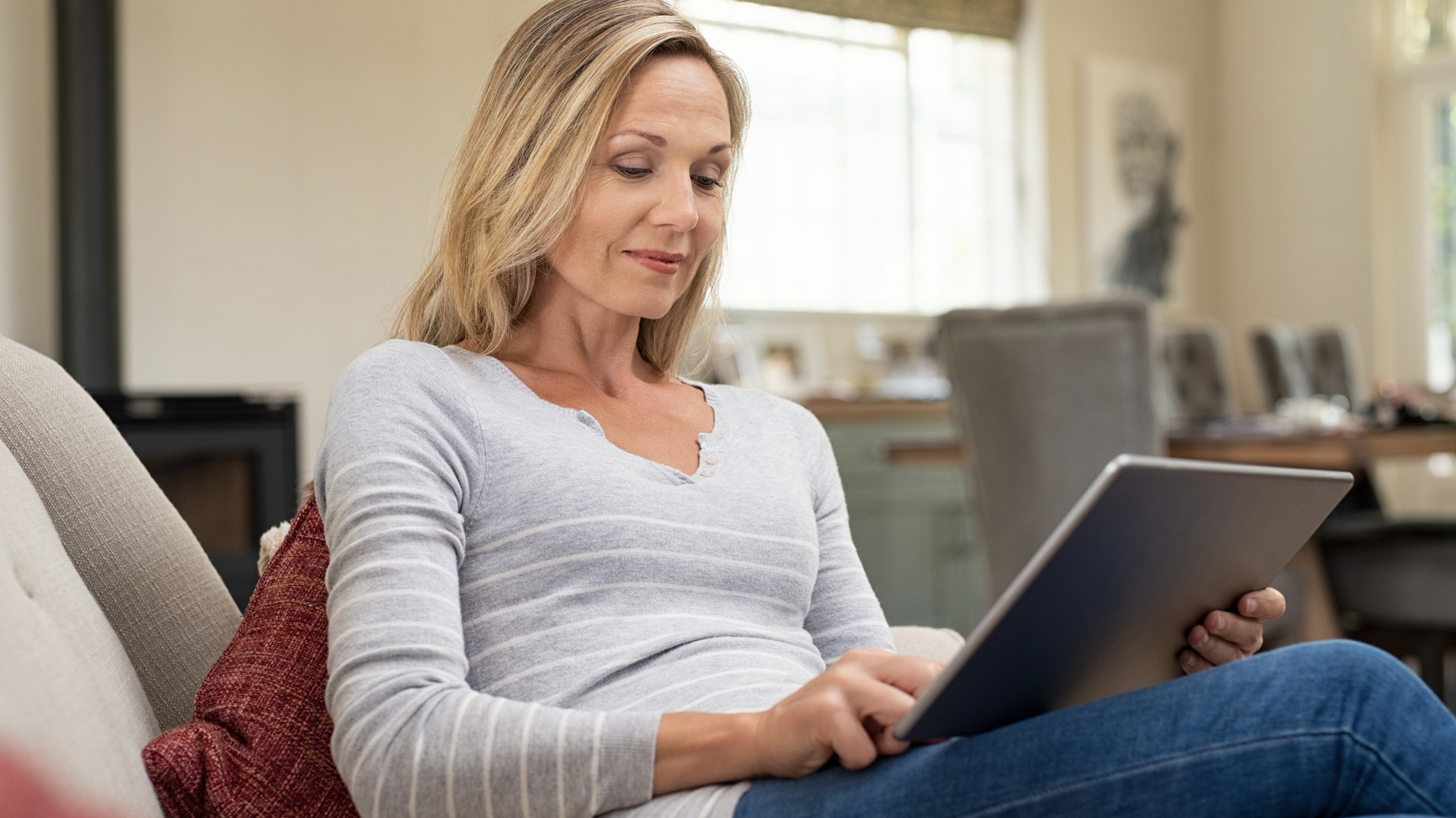 Взрослая женщина и молодой парень. Красивые взрослые женщи. Привлекают взрослые женщины. Привлекают взрослые женщины. Психолог для пожилых.